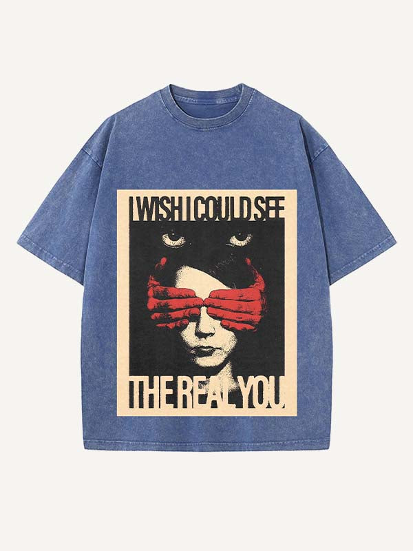 Camiseta de cuello redondo con estampado desgastado de figuras y letras 