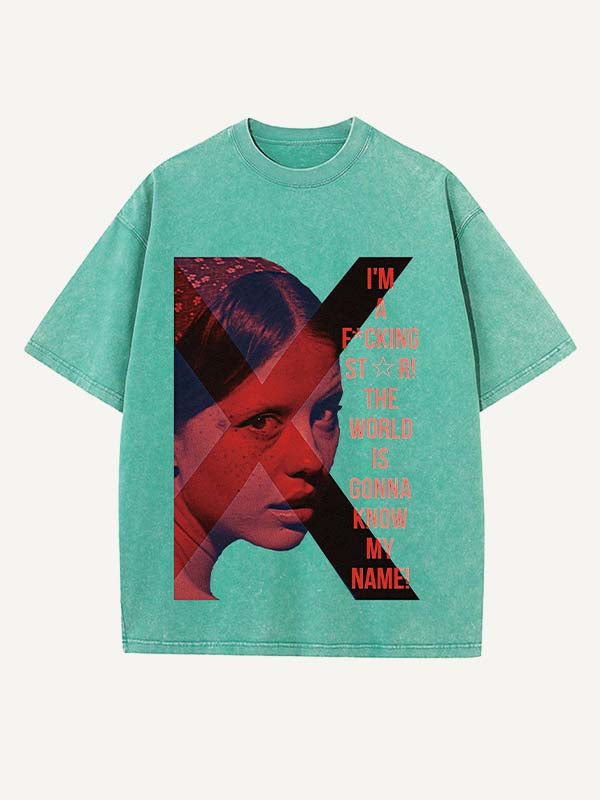 Camiseta de cuello redondo con estampado desgastado de figuras y letras