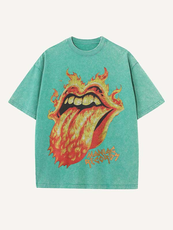 Camiseta de cuello redondo con estampado de lengua de fuego y efecto desgastado