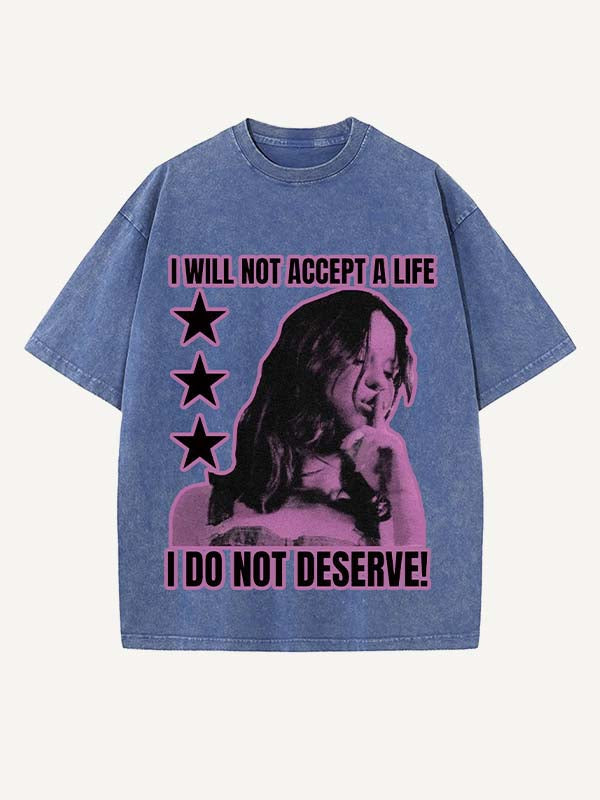 Camiseta de cuello redondo con estampado desgastado de figuras y letras 