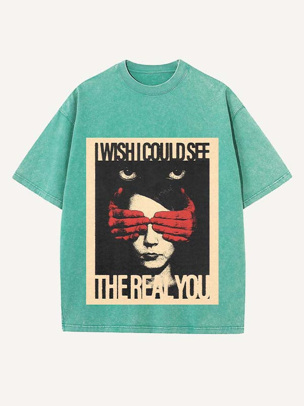 Camiseta de cuello redondo con estampado desgastado de figuras y letras 