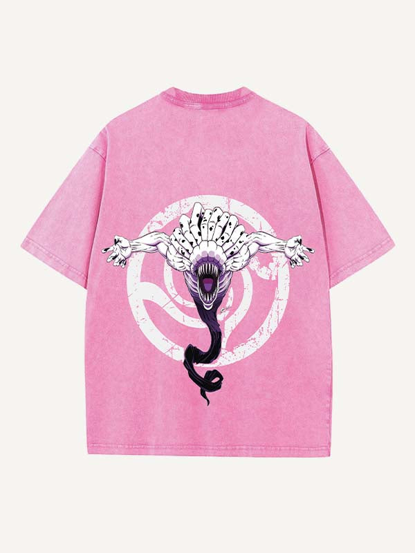 Camiseta de cuello redondo con estampado desgastado de figuras, espadas, monstruos y letras 