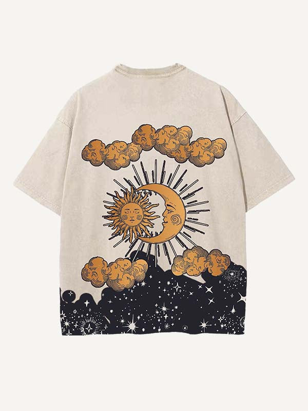 Camiseta de cuello redondo con estampado gráfico de sol, luna, ojos y nubes, desgastada y lavada 