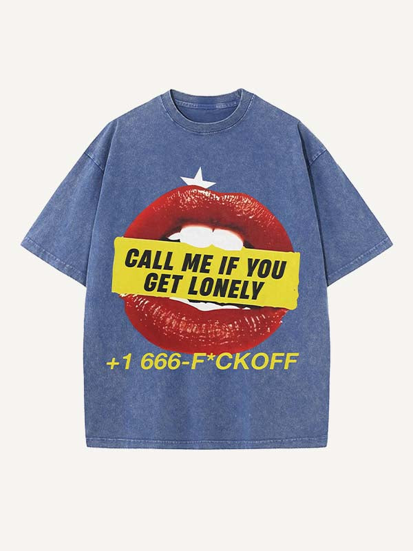 Camiseta de cuello redondo con estampado desgastado de labios lavados y letras