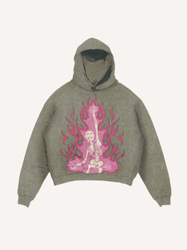 Sudadera con capucha y bolsillos inclinados con estampado de esqueleto de fuego en rosa desgastado y lavado 