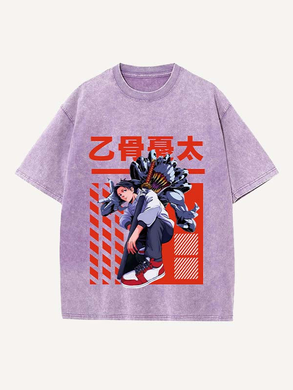 Camiseta de cuello redondo con estampado desgastado de figuras, espadas, monstruos y letras 