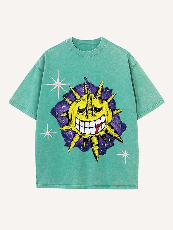 Camiseta de cuello redondo con estampado gráfico de sol, luna y nubes, desgastada y lavada
