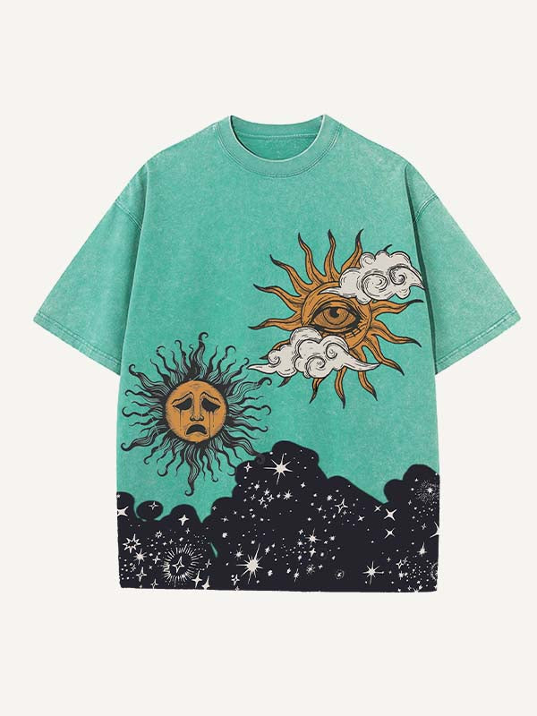 Camiseta de cuello redondo con estampado gráfico de sol, luna, ojos y nubes, desgastada y lavada 