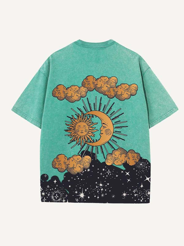 Camiseta de cuello redondo con estampado gráfico de sol, luna, ojos y nubes, desgastada y lavada 