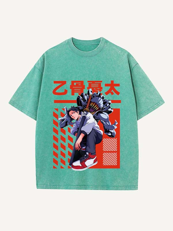 Camiseta de cuello redondo con estampado desgastado de figuras, espadas, monstruos y letras 