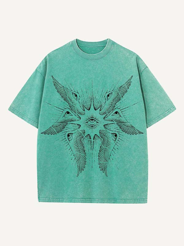 Camiseta de cuello redondo con estampado gráfico de alas y ojos desgastados y lavados 