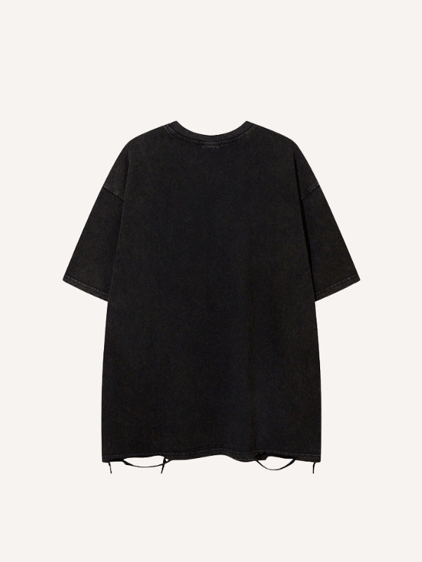 Camiseta desgastada con cuello redondo, agujeros y estampado de letras y coches