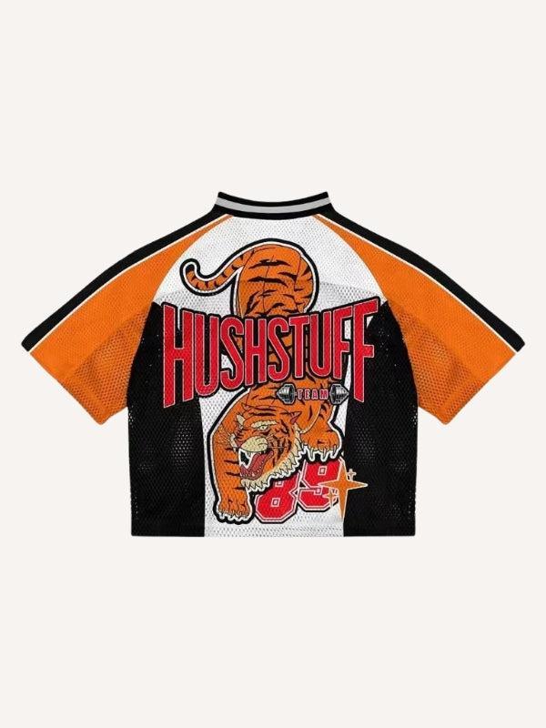 Camiseta de malla con cuello en V y estampado de tigre y letras en bloques de color 