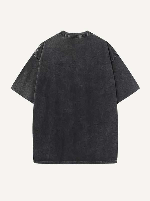 Camiseta de cuello redondo con estampado desgastado de figuras y letras 