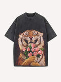 Camiseta de cuello redondo con estampado floral y tigre desgastado 