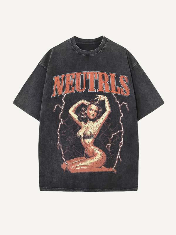 Camiseta de cuello redondo con estampado desgastado de figuras y letras 